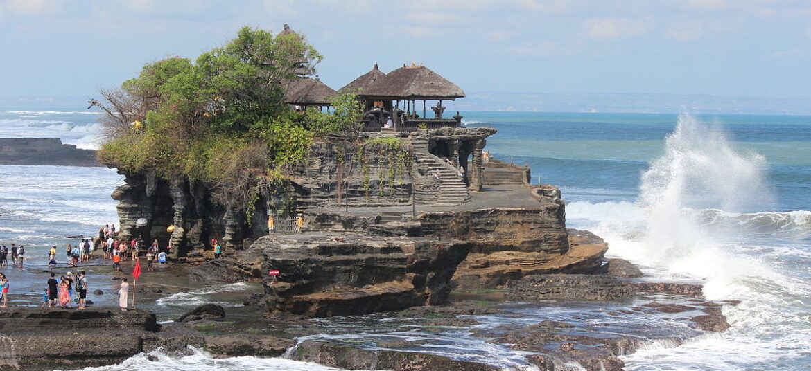 1200px-TanahLot_2014